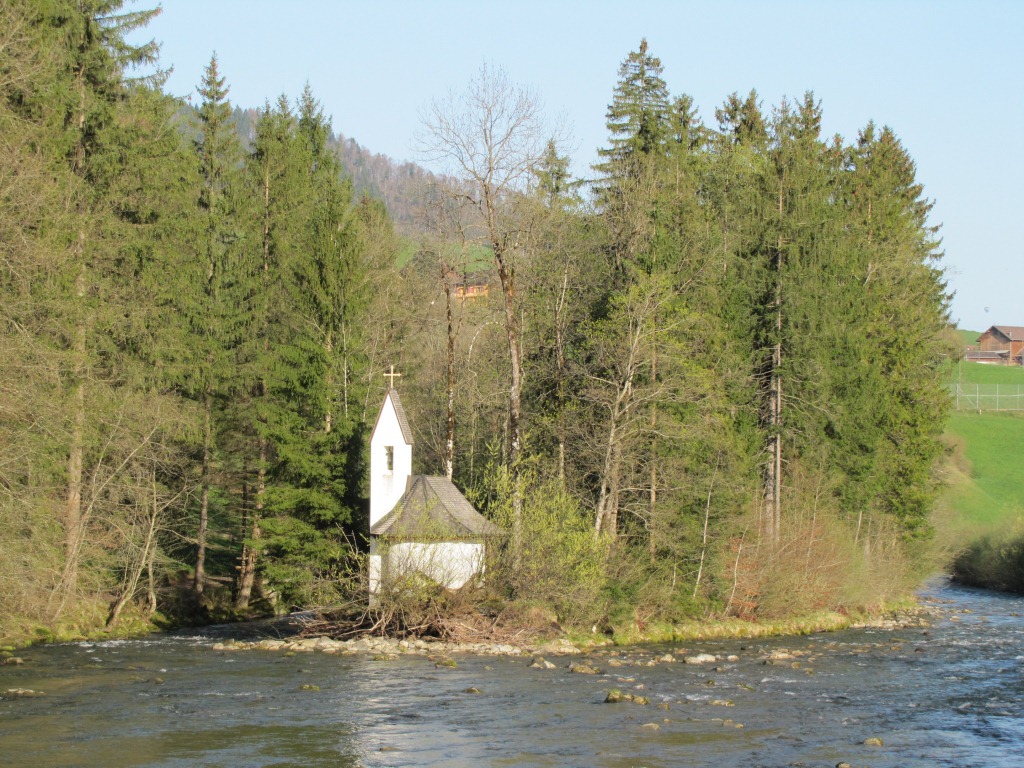 schöne Kapelle auf einer kleinen Insel in der Thur