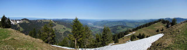 schönes Breitbildfoto. Blick Richtung Wattwil und Bodensee. Von der Bremacher Höchi aus gesehen