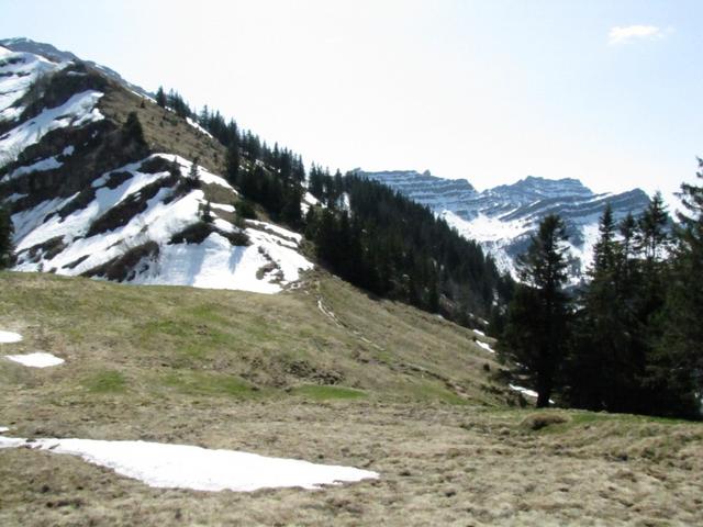 wir haben den Übergang bei Punkt 1544 m.ü.M. erreicht. Blick rüber zum Übergang 1509 m.ü.M.