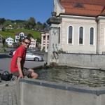 Franco kühlt sich auf dem Dorfbrunnen ab