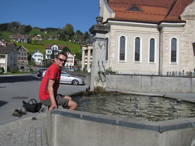 Franco kühlt sich auf dem Dorfbrunnen ab