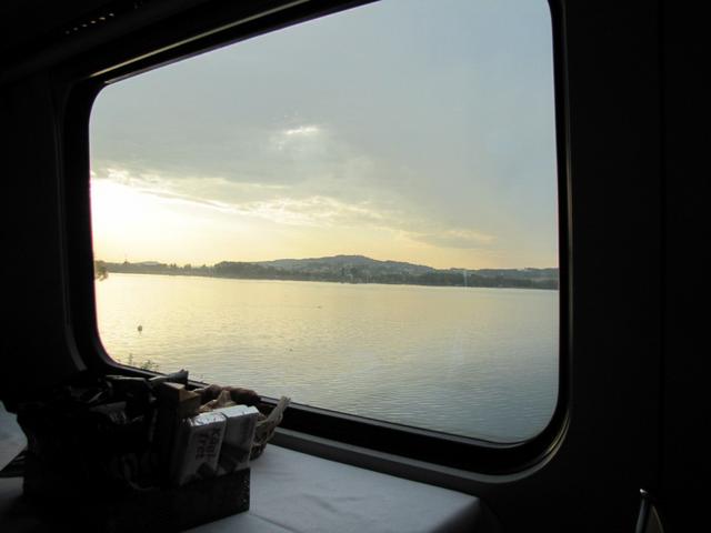schöne Aussicht vom Speisewagen aus gesehen auf den Neuenburger See
