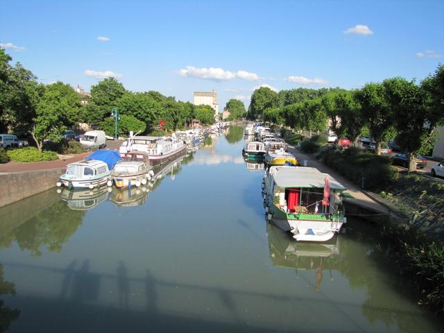 wir überqueren den Kanal und laufen in die Altstadt