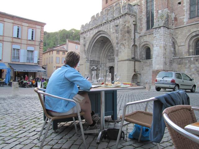 Mäusi bestaunt während dem Nachtessen im Restaurant "l'Abbaye" die Abteikirche