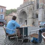 Mäusi bestaunt während dem Nachtessen im Restaurant "l'Abbaye" die Abteikirche