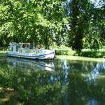 schöne Flussboote befahren den Canal latéral de Golfech