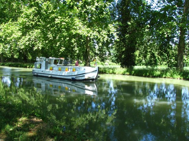 schöne Flussboote befahren den Canal latéral de Golfech