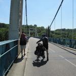 während der Überquerung der Garonne, spricht Mäusi mit einem Fahrradpilger aus München