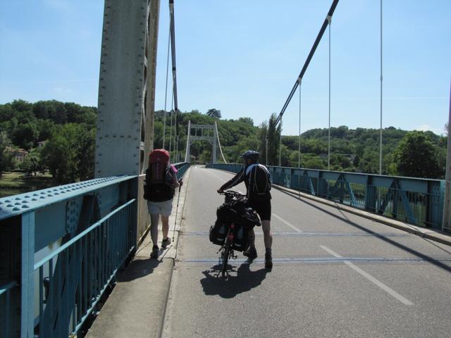 während der Überquerung der Garonne, spricht Mäusi mit einem Fahrradpilger aus München