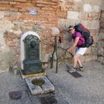 Mäusi beim Wasserpumpen