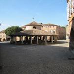 die schöne Markthalle auf dem Marktplatz