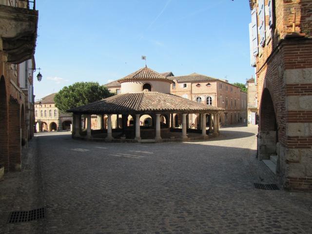 die schöne Markthalle auf dem Marktplatz