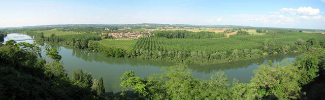 Breitbildfoto Blick auf die Garonne. Sehr schön. Früher wurden hier pro Jahr bis zu 3000 Schiffe umgeladen