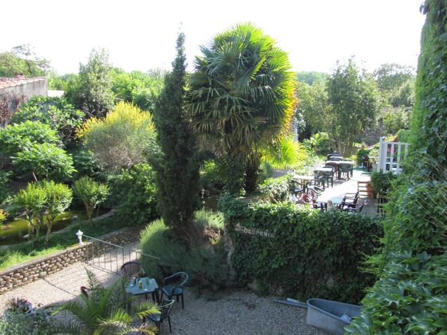 das Chambres et table d'Hôtes "Le Baladin" ist auch ein Restaurant mit sehr schöner Gartenterasse