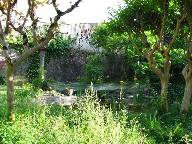 das Gartenrestaurant "Le Baladin" besitzt sogar einen Teich