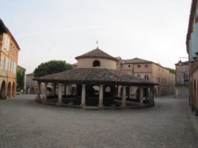 über den schönen Marktplatz von Auvillar aus dem 18.Jh. geht es Richtung Stadttor