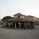 über den schönen Marktplatz von Auvillar aus dem 18.Jh. geht es Richtung Stadttor