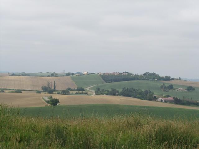 am Horizont taucht Miradoux auf. Miradoux ist die älteste Bastide in der Region Gers