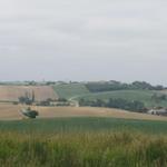 am Horizont taucht Miradoux auf. Miradoux ist die älteste Bastide in der Region Gers