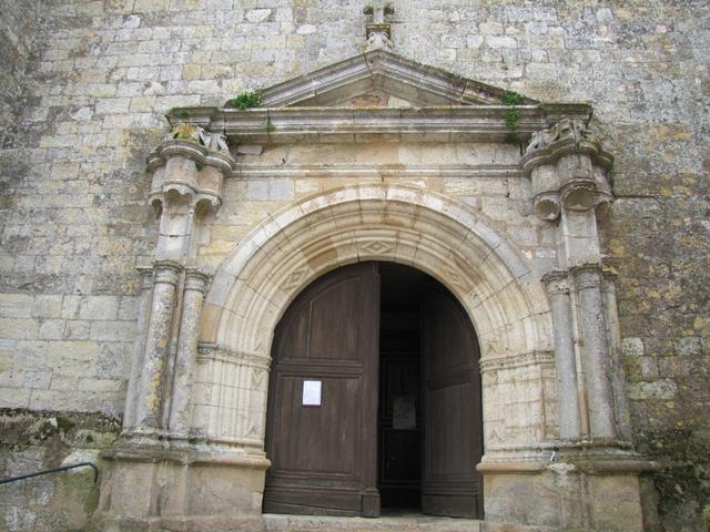 das schöne Kirchenportal der Kirche von Miradoux