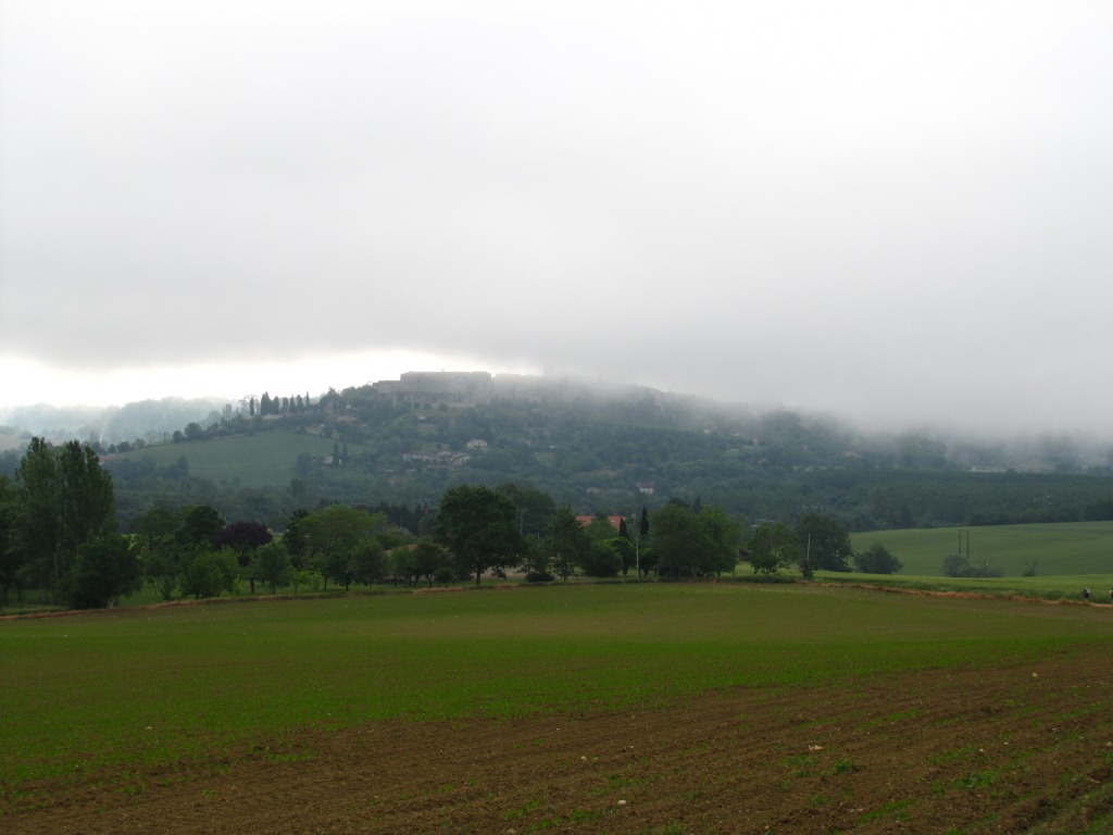 nochmals ein Blick zurück Richtung Lectoure und siehe da, Lectoure liegt vollkommen im Nebel