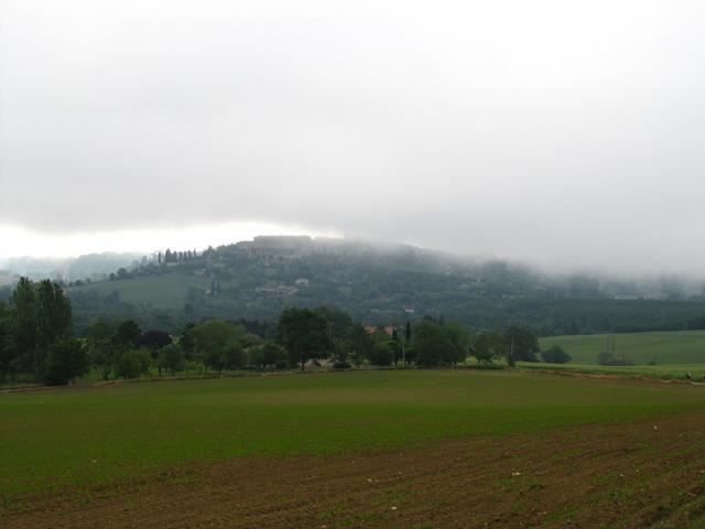 nochmals ein Blick zurück Richtung Lectoure und siehe da, Lectoure liegt vollkommen im Nebel