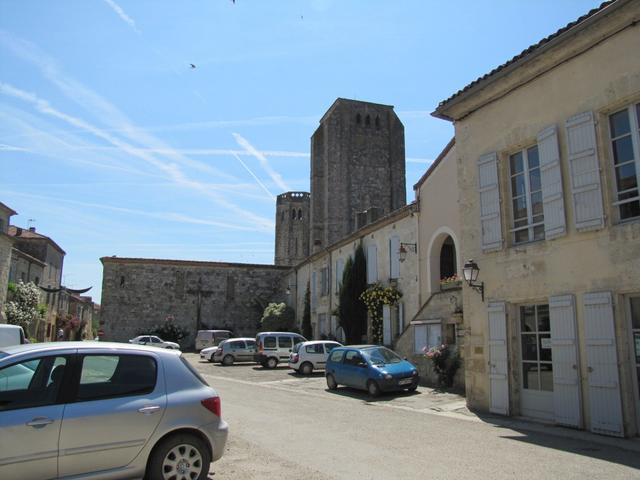 der Hauptplatz von La Romieu kurz vor der Stiftskirche