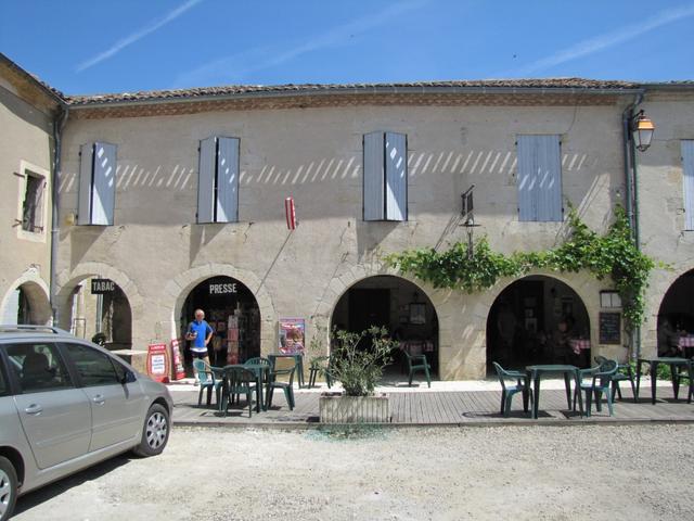 der Hauptplatz von La Romieu mit seinen schönen Arkaden