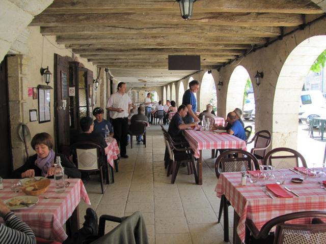 hier treffen wir auf Elias und Georges beim Mittagessen