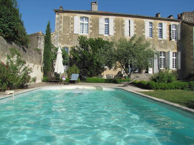 das  Chambres d'Hôtes "Côté Remparts" besitzt ein grosser Garten mit Pool