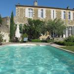 das  Chambres d'Hôtes "Côté Remparts" besitzt ein grosser Garten mit Pool