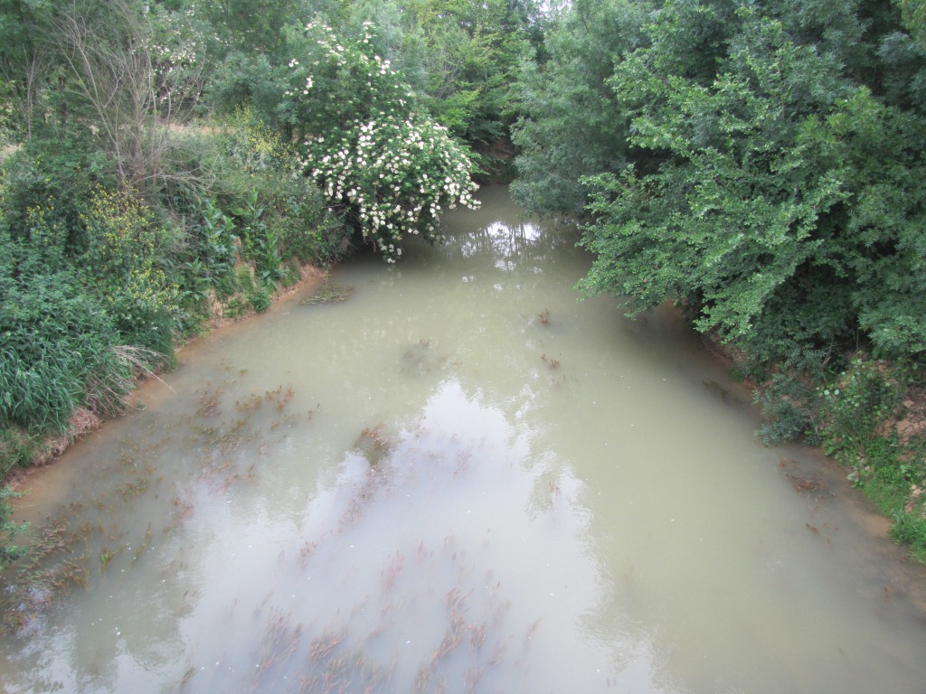schon seit dem Mittelalter geleitet die Brücke die Pilger über die Osse