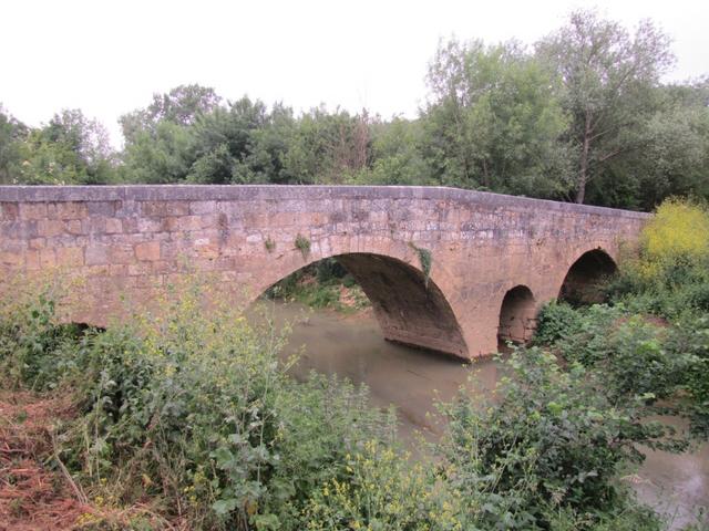 die romanische fünf Bögige brücke wurde im 12.Jh. erbaut