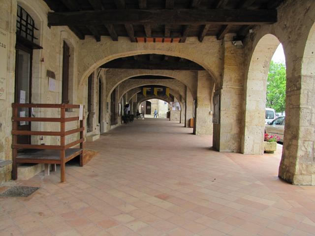 die Häuser um den zentralen Marktplatz besitzen solche schöne Arkaden