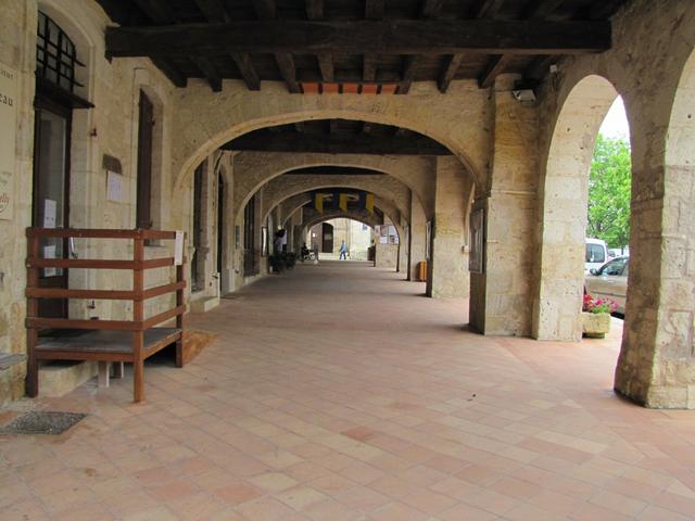 die Häuser um den zentralen Marktplatz besitzen solche schöne Arkaden