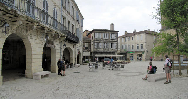 Breitbildfoto vom Dorfplatz in Eauze