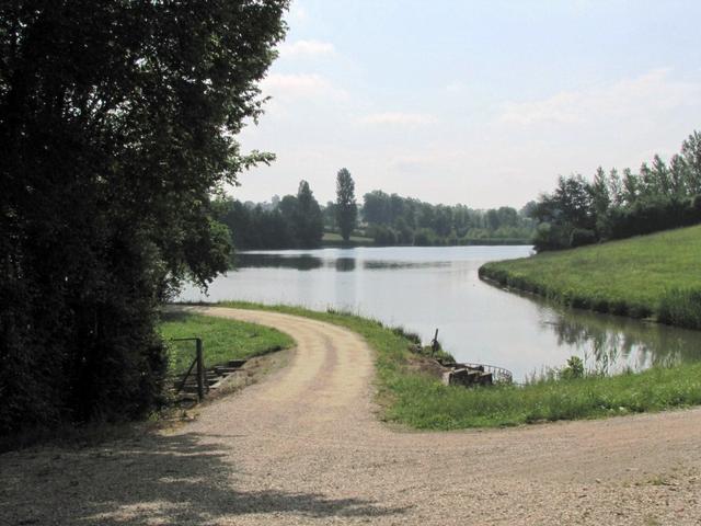 der Weg führt an den grossen Fischzuchtanlagen von Pouy vorbei