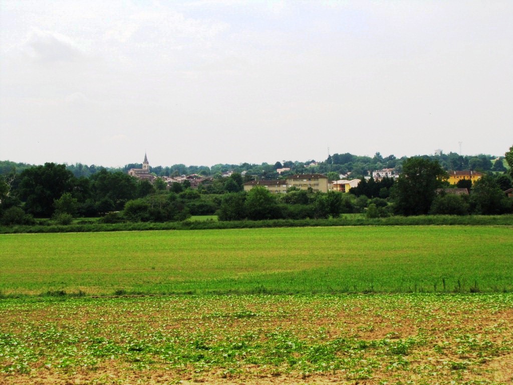 am Horizont erscheint Nogaro unser heutiges Etappenziel