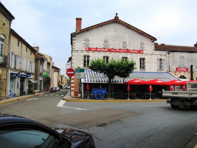 der Hauptplatz in Nogaro. In der Brasserie "Le Progrès" haben wir sehr gut gegessen