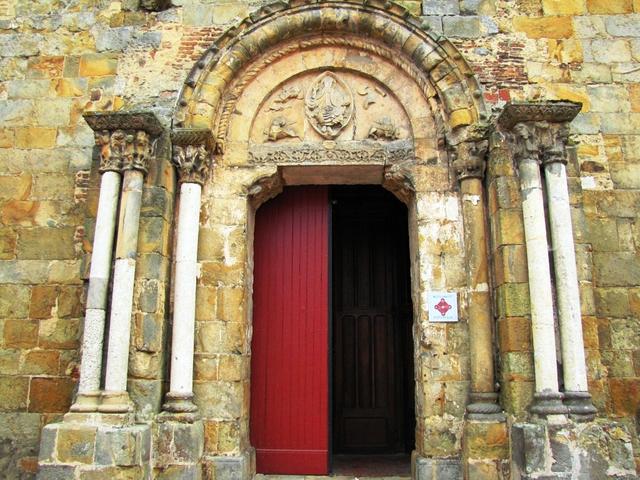 der schöne Romanische Nordportal der Kirche