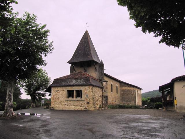 wir haben die Kirche von Lelin-Lapoujolle erreicht. Der Kirchturm mit draussen hängenden Glocken