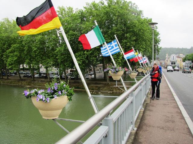 Mäusi steht schon in der anderen Region und Departement