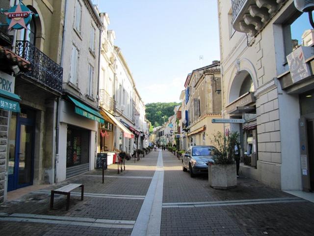 Altstadt von Aire sur l'Adour. In einem netten Cafe haben wir 2 Kaffee getrunken