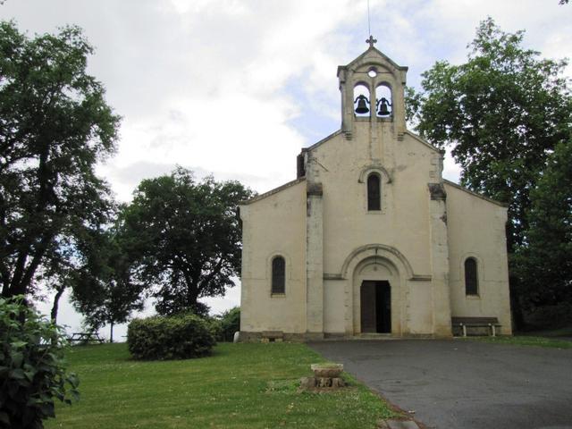 von der Kirche aus, hat man bei klaren Tagen eine gute Aussicht auf die Pyrenäen