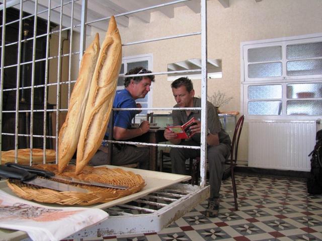 in einer kleinen Bäckerei wo man auch Kaffee trinken kann, beraten Elias und Franco den weiteren Wegverlauf