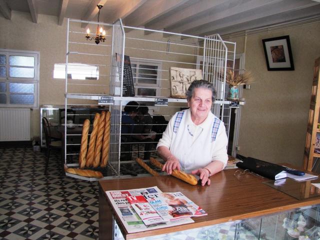 diese alte Dame führt die Bäckerei und das Café