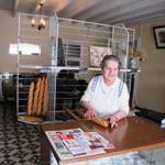 diese alte Dame führt die Bäckerei und das Café