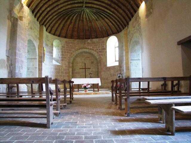 die schöne romanische Kapelle, besitzt ein Taufbecken zum vollständigen Eintauchen