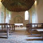 die schöne romanische Kapelle, besitzt ein Taufbecken zum vollständigen Eintauchen