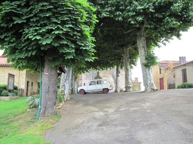 Dorfplatz von Pimbo. Selbstverständlich gehört auch ein alter Renault dazu